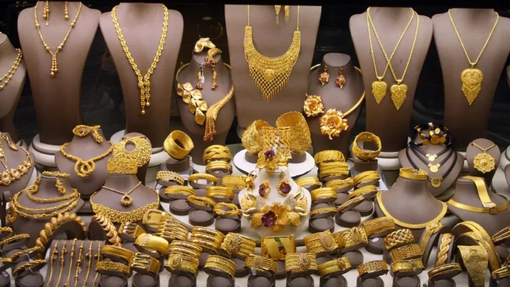 Gold Rate Today: బంగారం ధరలకు బ్రేక్‌.. శనివారం స్వల్ప మార్పు, వెండి మాత్రం పైకి